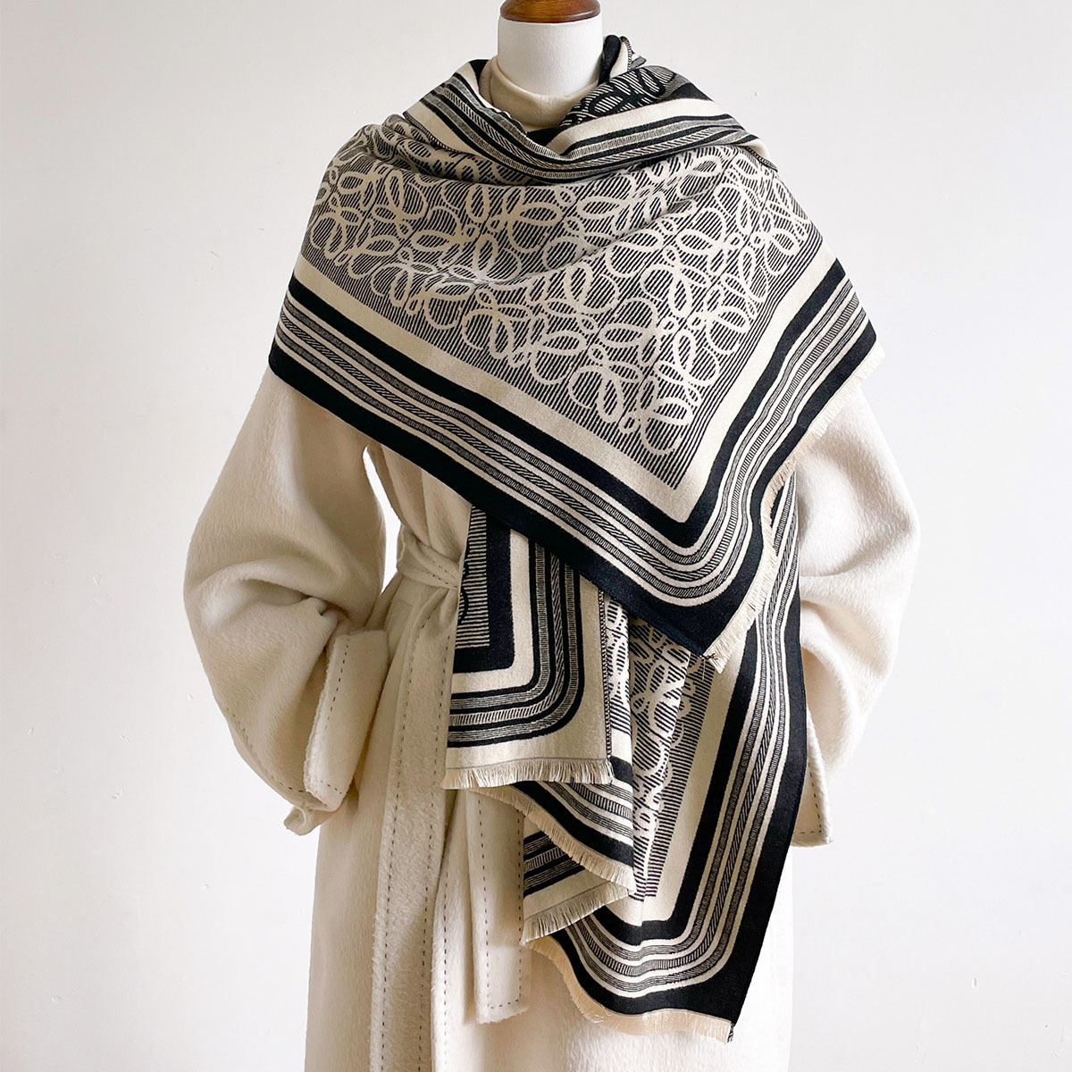 Winter Warm Cashmere Feel Scar - Monogrammed Handkerchief 评论和价格