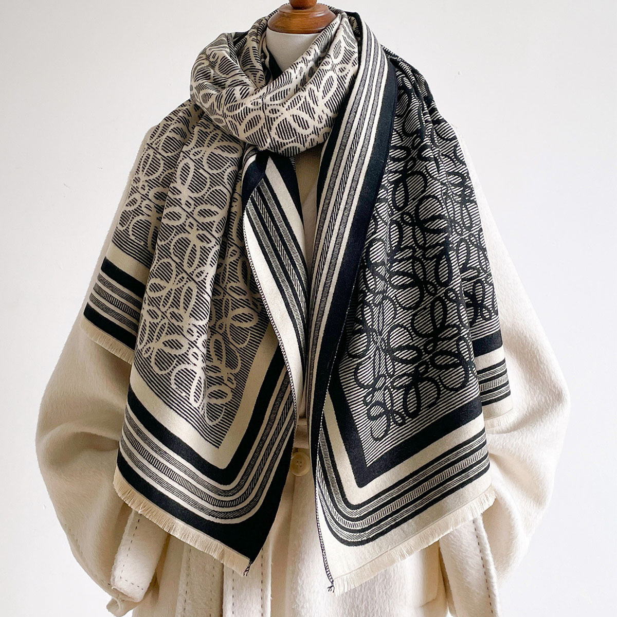 Winter Warm Cashmere Feel Scar - Monogrammed Handkerchief 评论和价格